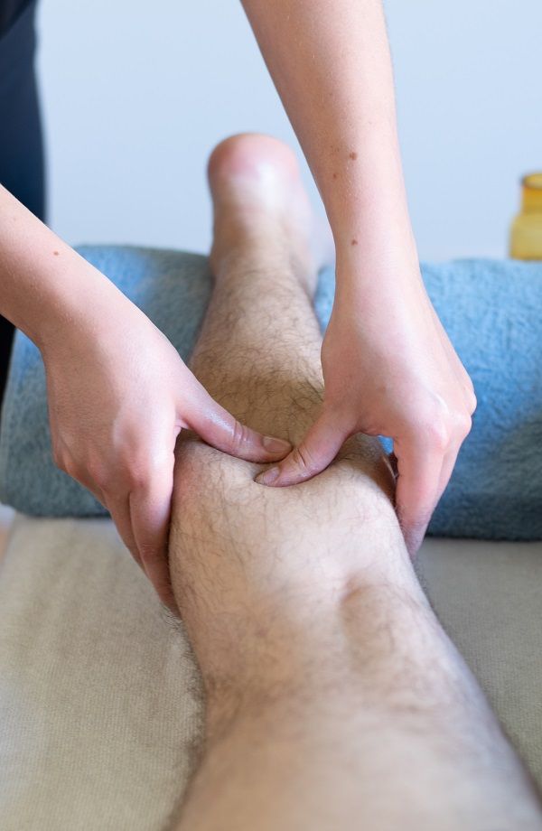 Drainage du mollet avec les pouces en alternés, massage par Amélie Bien-être à Talence