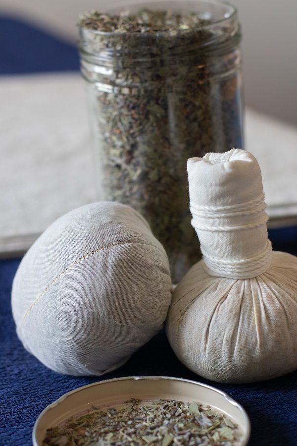 pochons aux herbes, massage par Amélie Bien-être à Talence