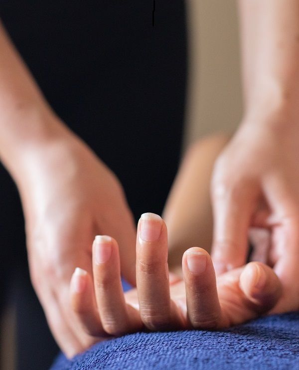 Massage appuyé de la paume de la main par Amélie bien-être à Talence