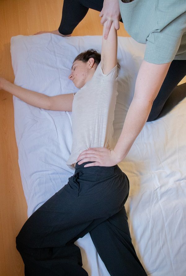 Étirement du côté gauche sur futon.